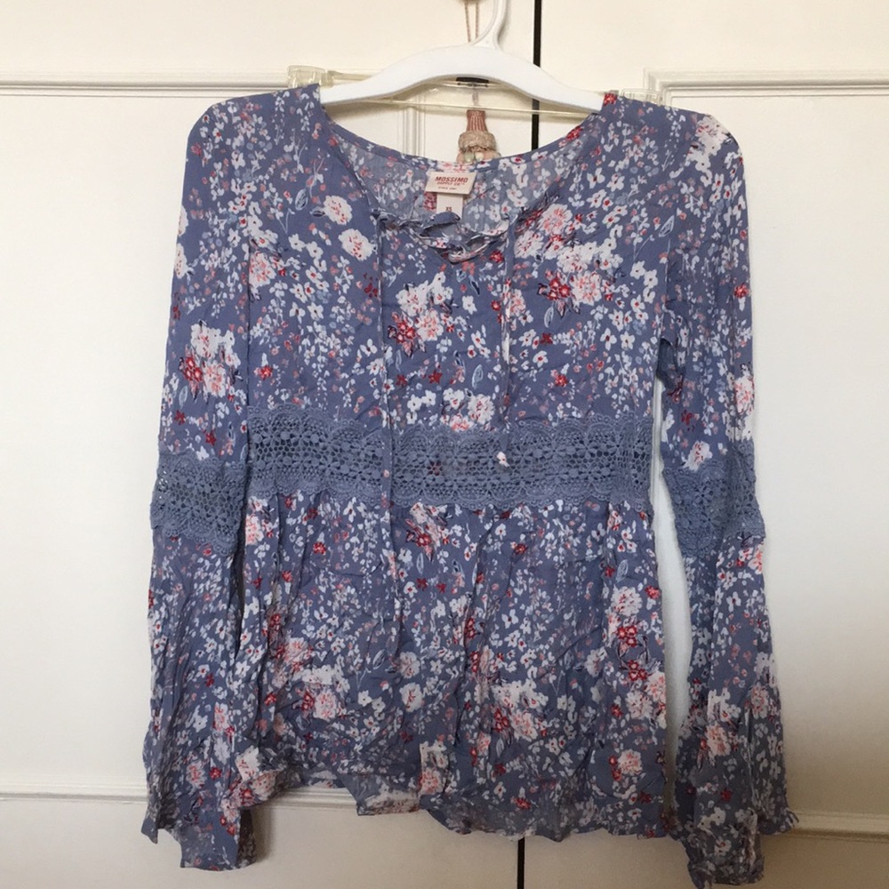 Flowery flare sleeve shirt